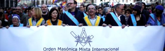 Por primera vez los masones salen a la calle en Espaa con pancartas y ropajes: su causa, el aborto