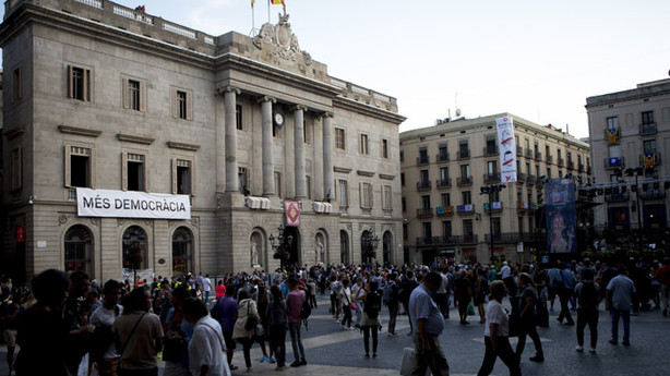 Cartel que reclama más democracia colocado ayer en la fachada del ayuntamiento de Barcelona.