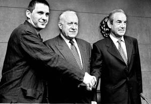 Otegui de BatasunaETA, Arzallus del PNV y Garaicoechea de EA llegan al Pacto de Estella el 12 de septiembre de 1998